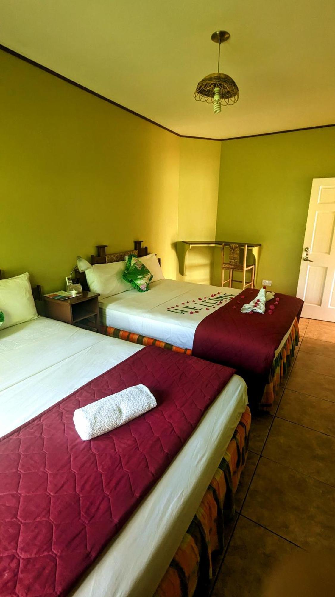 Sunset Lane Hotel Laborie Bilik gambar