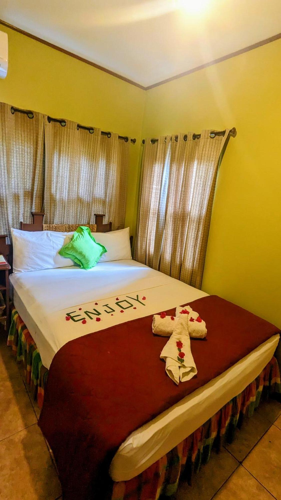Sunset Lane Hotel Laborie Bilik gambar